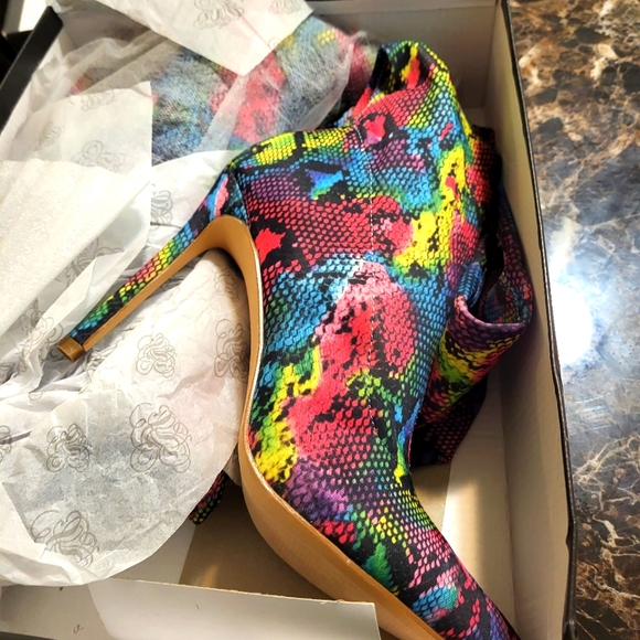 Beautiful snake color knee high boots. Brand new in box and never worn. Size 9 - Picture 1 of 9